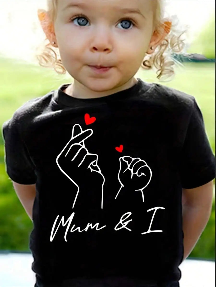 Cute Style For Both Boys And Girls Family Matching Shirts Mum And I Finger Heart Design Summer Outfit Gift For Mom And Baby